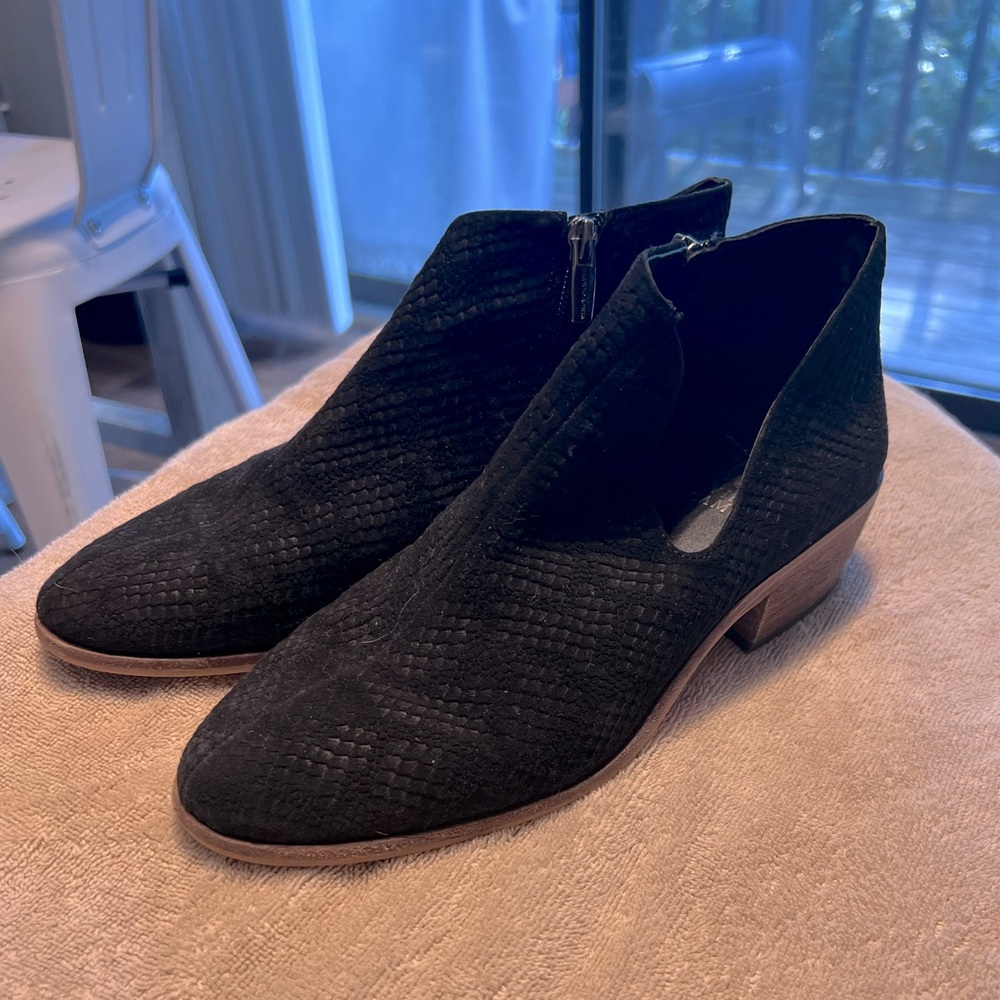 Vince Camuto Phendra Suede Booties Size 9